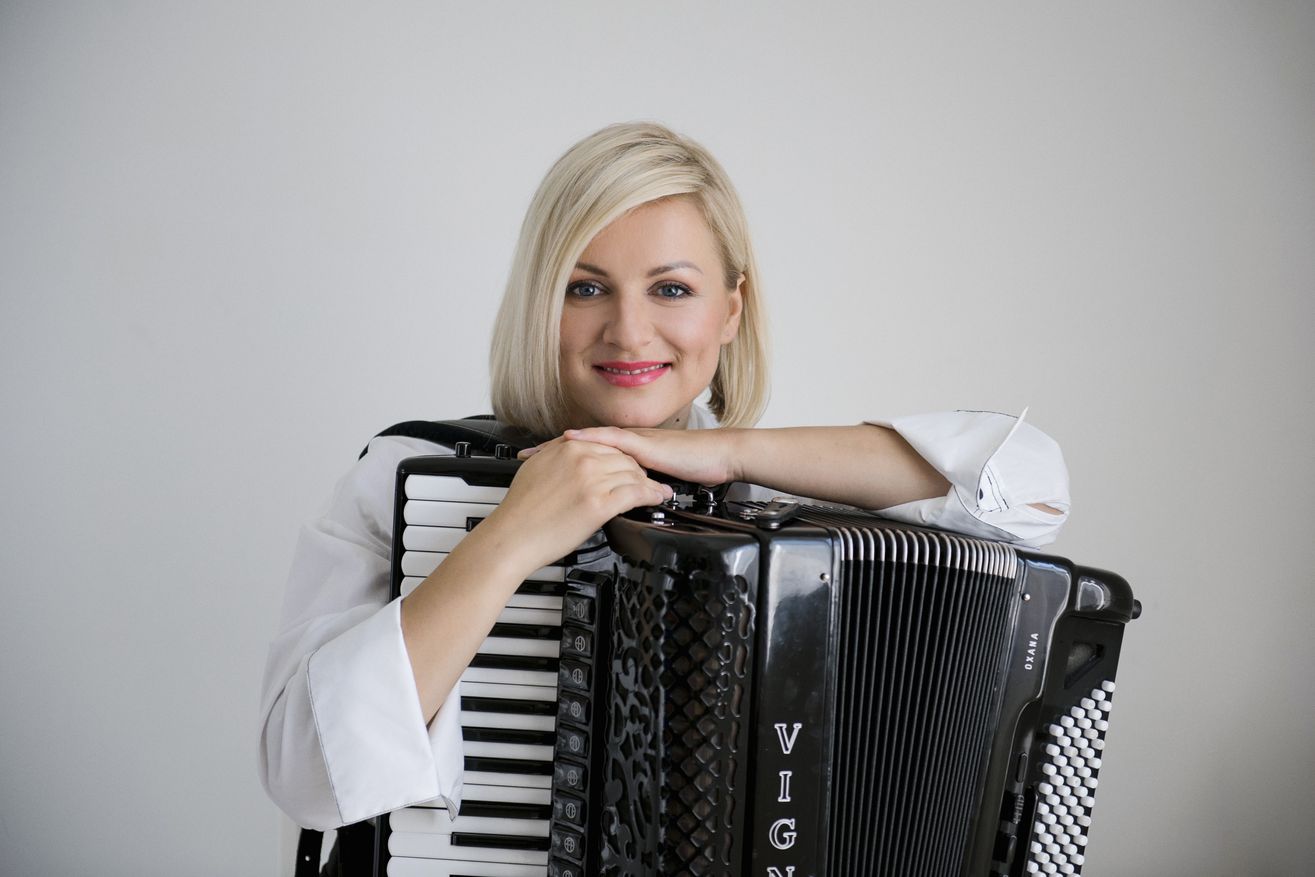 Frau mit Akkordeon