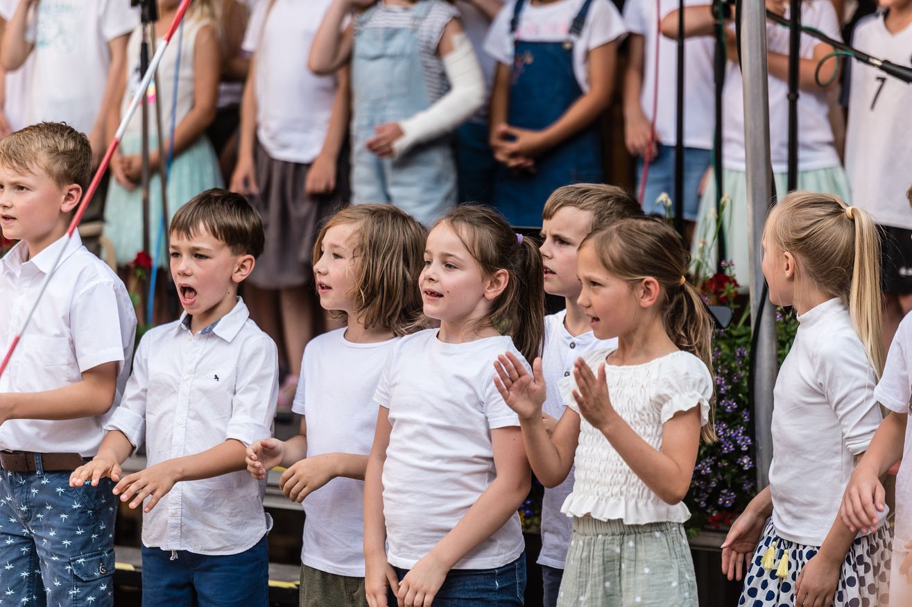 Kinder singen beim Konzert