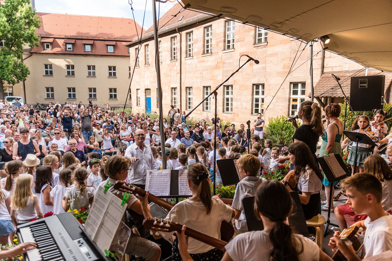 Schüler und Schülerinnen auf der Bühne