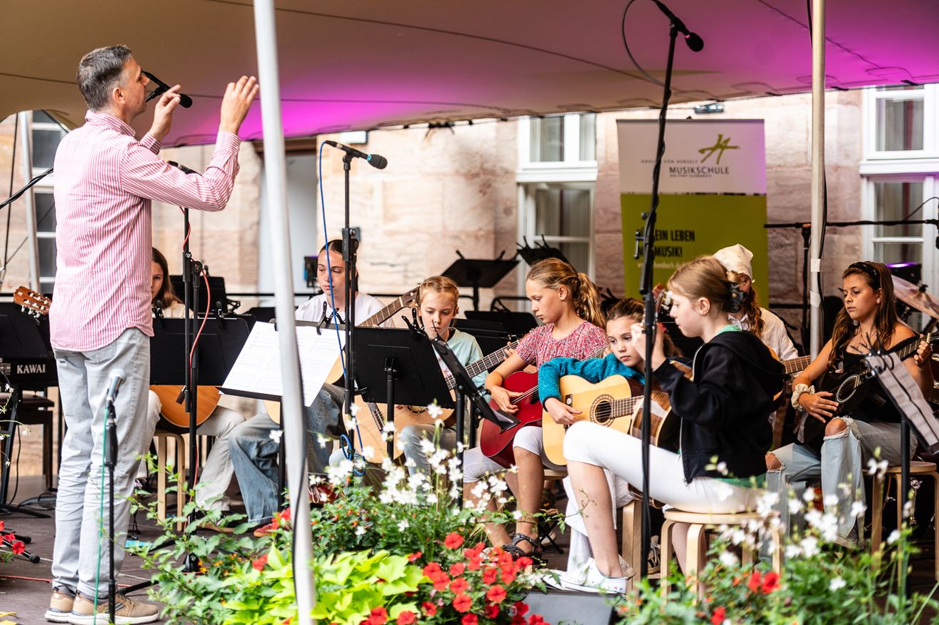 Gitarrenensemble auf der Bühne im Innenhof