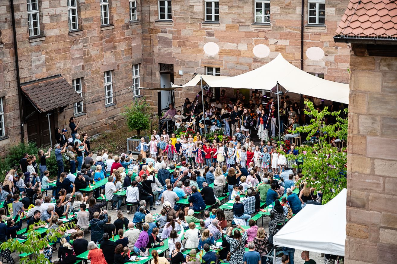 Blick von oben auf das Konzert im Innenhof