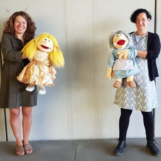 Die Museumspädagoginnen Katharina Fischer und Beate Mayerhofer mit den Museumshandpuppen