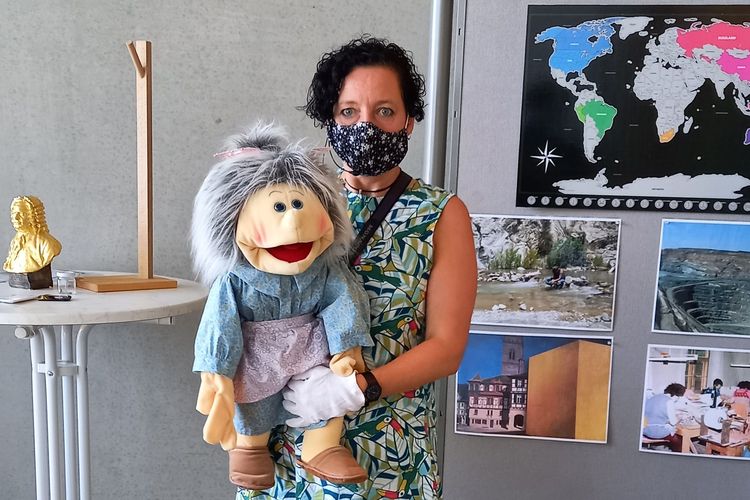 Die Museumspädagogin Beate Mayerhofer mit der Museumshandpuppe Gerda Die Museumspädagogin Beate Mayerhofer mit der Museumshandpuppe Gerda