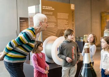 Eine freie Mitarbeiterin bei einer Kinderführung durch die Goldabteilung.