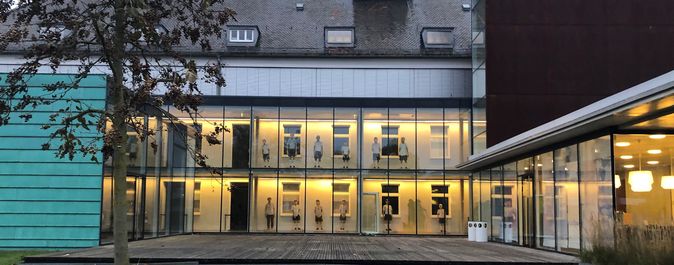 Im Glasgang des Museums ist die "Fußballerelf mit Trainer" aus dem Nürnberger Rathaus aufgestellt. Leihgabe: Teambank Nürnberg