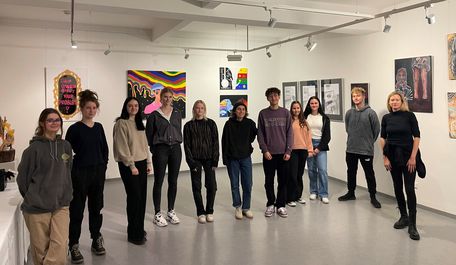 Das P-Seminar Kunst vom AKG mit ihrer Lehrerin Susanne von Janda