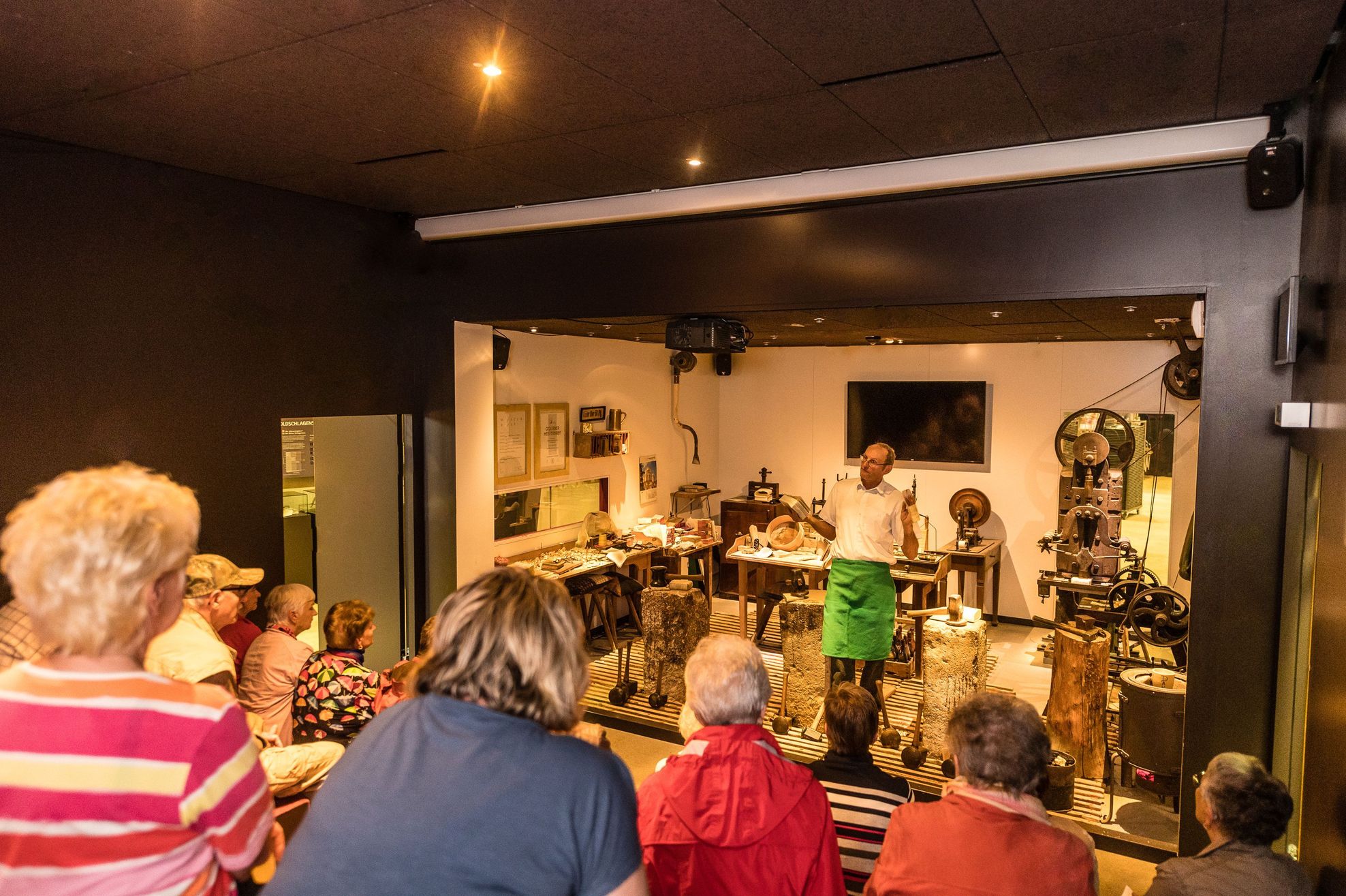 Goldschlägr Bernd Kahr bei einer Vorführung in der historischen Werkstatt im Stadtmuseum (Goldbox)