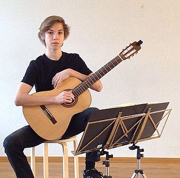 Niklas Leube mit seiner Gitarre