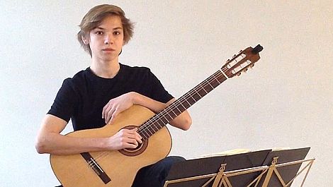 Niklas Leube mit seiner Gitarre