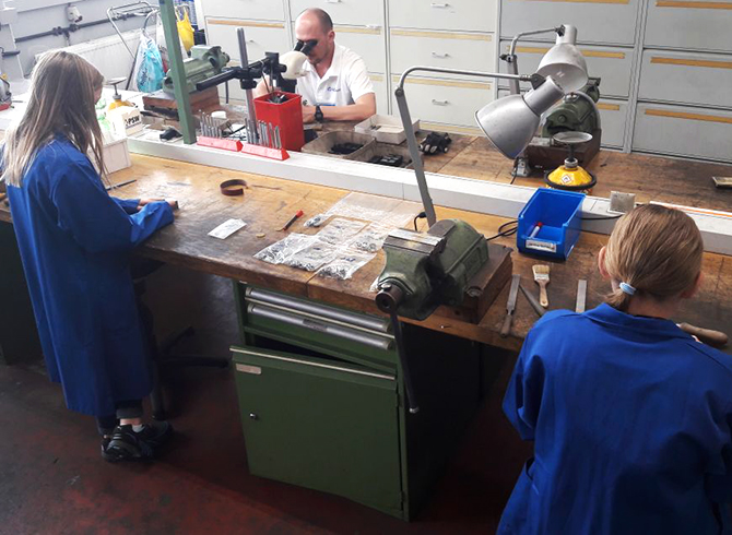 Mädchen feilen und fräsen bei der Firma W+L – Deutsche Technoplast Mädchen feilen und fräsen während des Girlsday