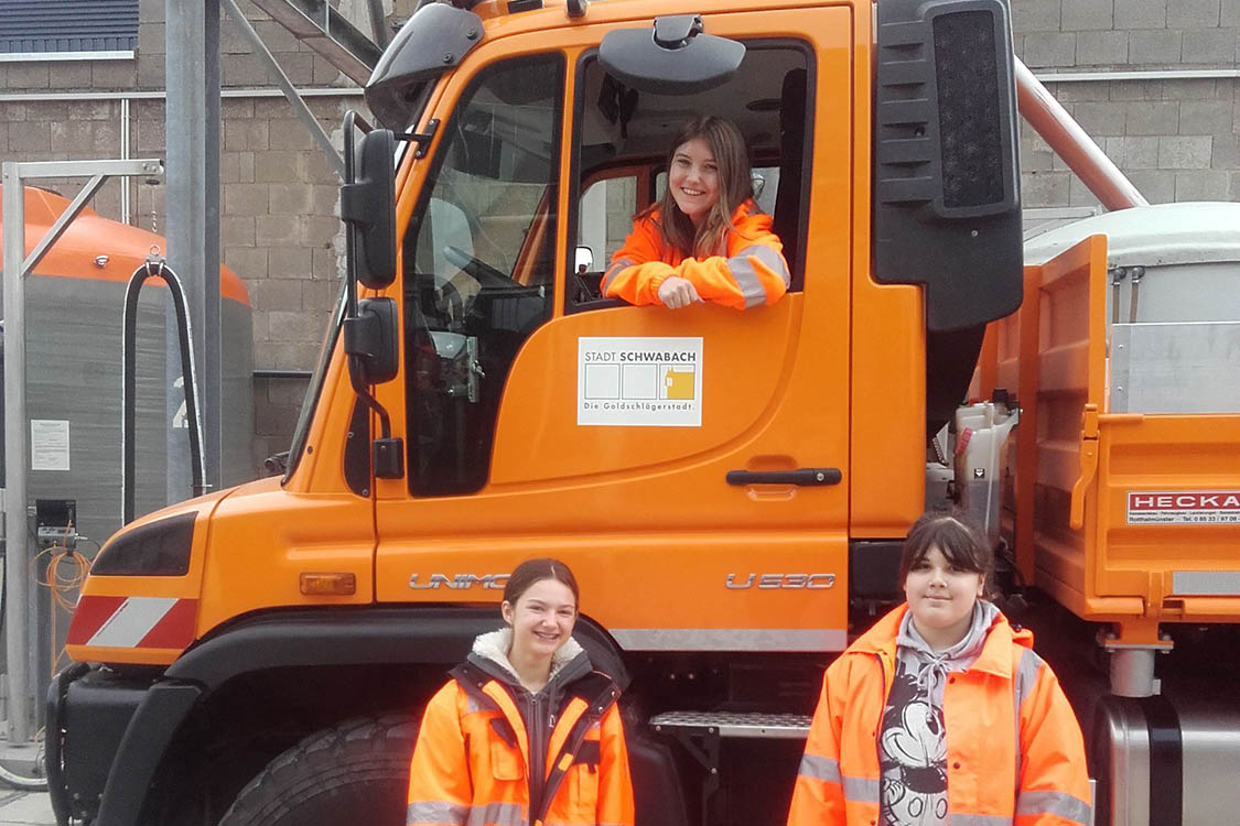 Die Schülerinnen Maxi, Rachel und Lena haben die Tätigkeiten einer Straßenwärterin im Baubetriebsamt kennen gelernt. Die Schülerinnen Maxi, Rachel und Lena haben die Tätigkeiten einer Straßenwärterin im Baubetriebsamt kennen gelernt.