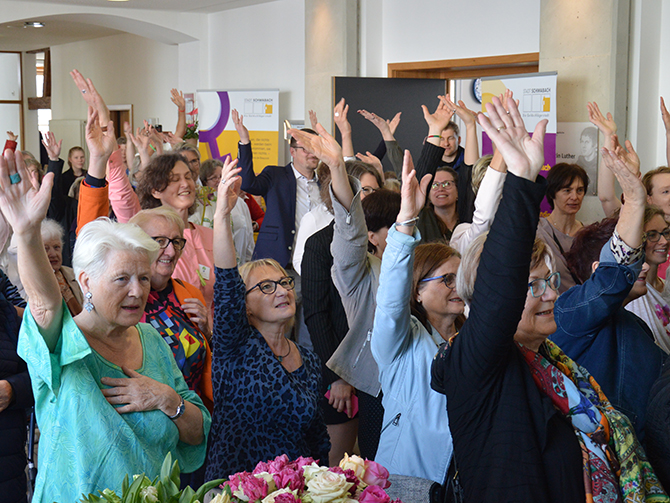 Besucherinnen singen und tanzen mit beim Lied von Hilde Pohl