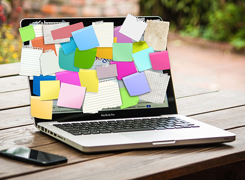 Laptop mit bunten Notizzetteln