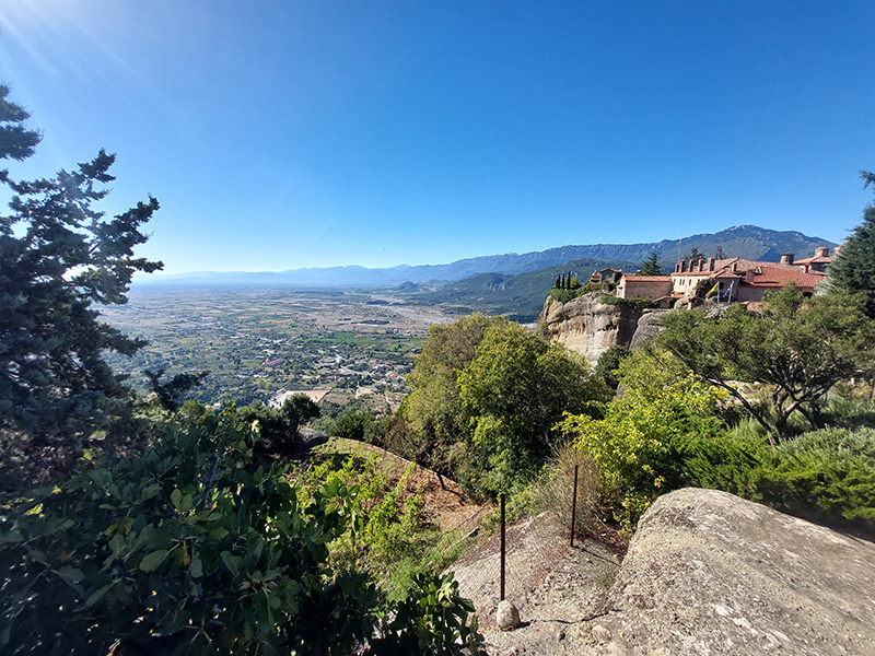 Viel blauer Himmel mit dem Kloster Meteora auf der rechten Seite