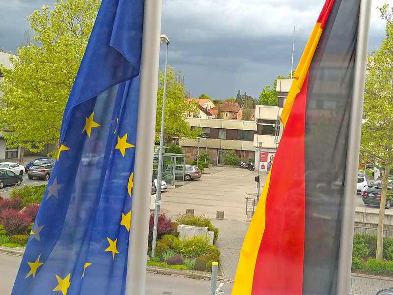 Die Europafahne und die deutsche Flagge