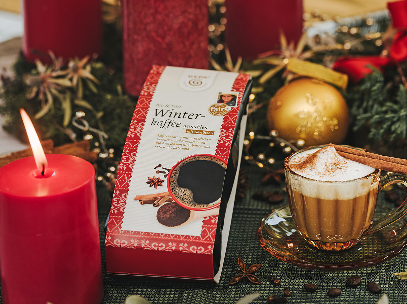 Fairer Weihnachtskaffee mit Weihnachtsdeko