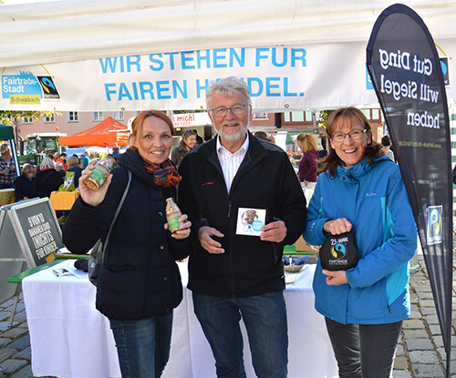 Von links: Andrea Lorenz, Bürgermeister Roland Oeser und Ingrid Ittner- Wolkerdorfer vom Eine-Welt-Laden informierten beim Regionalmarkt.