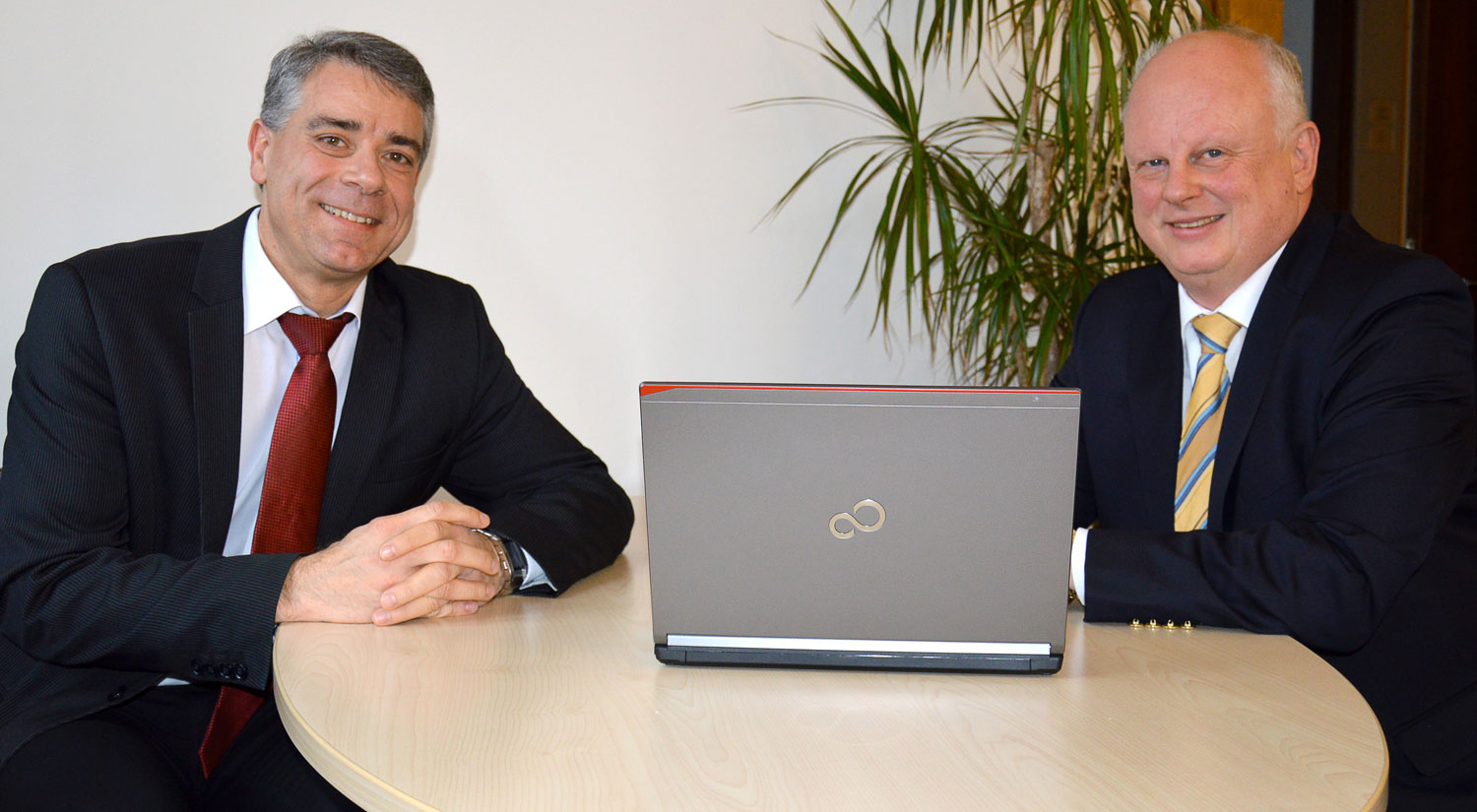 Walter Brosig (rechts) im Gespräch mit Johann Reichert, Leiter des Bürgermeister- und Presseamtes und zuständig für das Beteiligungsmanagement. Walter Brosig (rechts) im Gespräch mit Johann Reichert, Leiter des Bürgermeister- und Presseamtes und zuständig für das Beteiligungsmanagement.