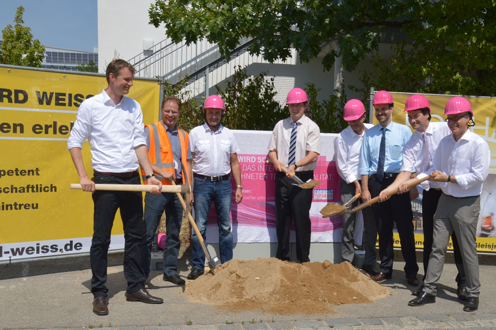 Reprästentanten der Telekom, des Bauunternehmens und der Stadtverwaltung beim symbolischen Spatenstich Spatenstich für den Breitbandausbau in Schwabach