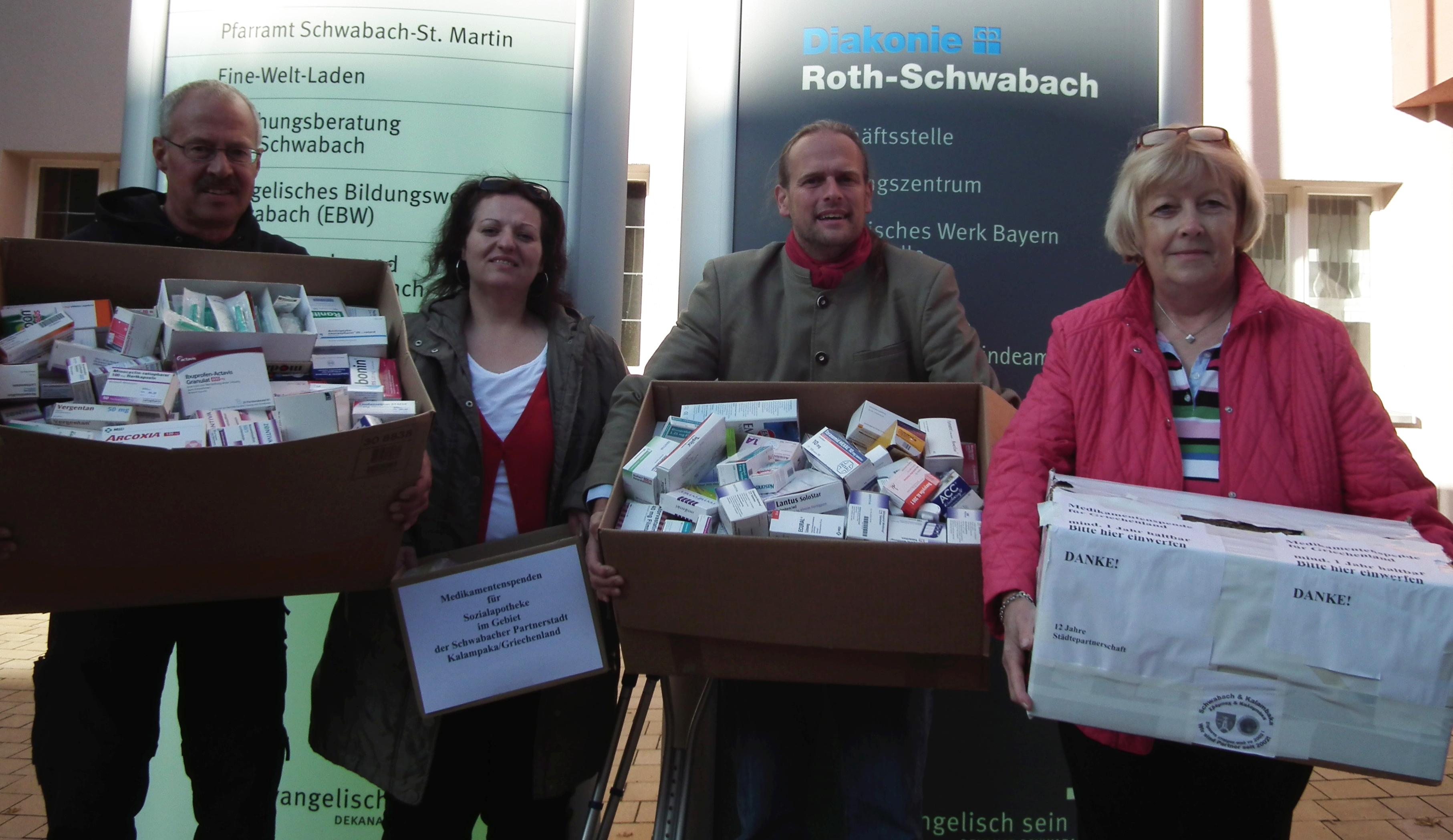 von links: Dr. Paul Zellfelder, Elena Boussi, Dr. Gerhard Brunner, Monika Heinemann Medikamentenspende für Kalambaka