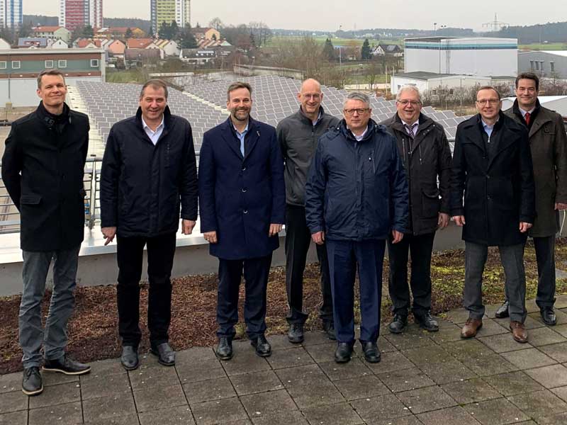 Oberbürgermeister Matthias Thürauf, GEWOBAU-Geschäftsführer Harald Bergmann, Stadtkämmerer Sascha Spahic, Stadtwerke-Geschäftsführer Winfried Klinger, Verwaltungsleiter der Diakoneo Klinik, Fridolin Rech, Leiter Bau und Logistik bei der Sparkasse Gerhard Schlirf, der Schwabacher Sparkassen-Filialdirektor Frank Schöttler und SCHWUNG-Geschäftsführer Michael Geißendörfer (von links) vor einer Solaranlage der Stadtwerke.