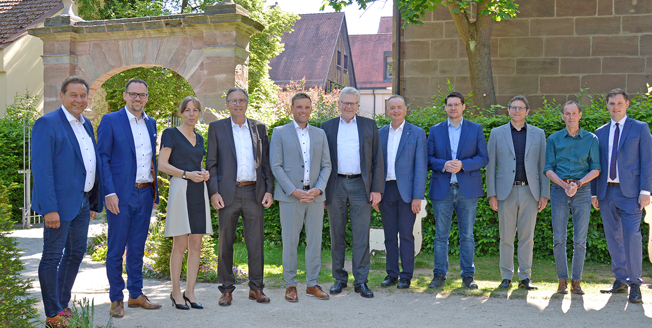 von links: Markus Braun (BM Fürth), Peter Reiß (OB Schwabach), Eva Döhla (OBin Hof), Jürgen Herzing (OB Aschaffenburg), Jürgen Volleth (BM Erlangen), Thomas Ebersberger (OB Bayreuth), Thomas Deffner (OB Ansbach), Dominik Sauerteig (OB Coburg), Martin Heilig (BM Würzburg), Dr. Christoph Hammer (OB Dinkelsbühl), Jonas Glüsenkamp (BM Bamberg)