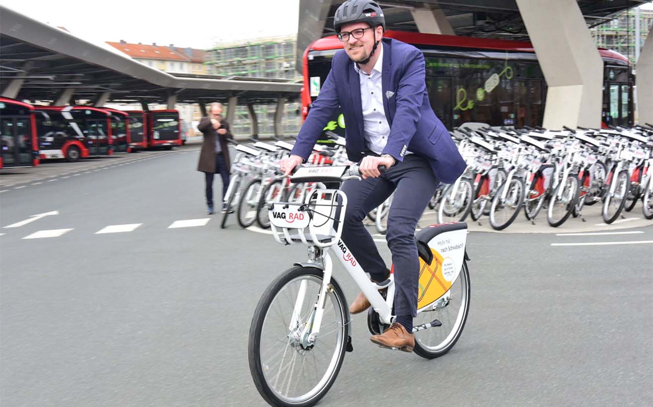 Oberbürgermeister Peter Reiß auf dem VAG_Rad.