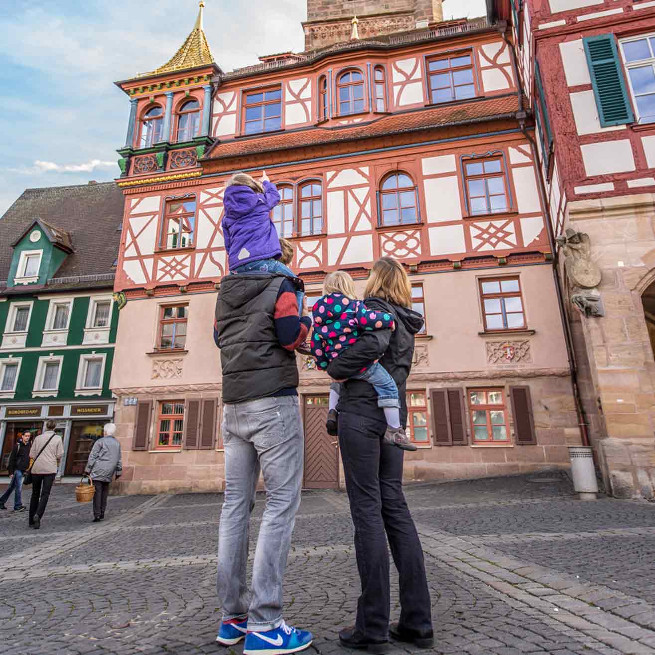 Familie vor dem Rathaus von hinten