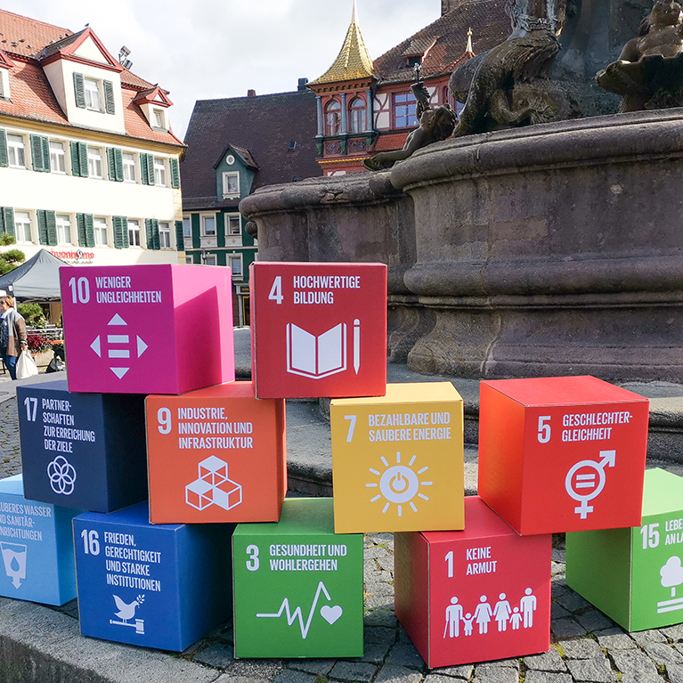 SDG-Würfel vor dem Schönen Brunnen am Schwabacher Marktplatz