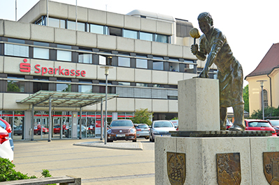 Im Gebäude der Sparkasse finden Sie das Amt für Senioren und Soziales. Das Sozialrathaus