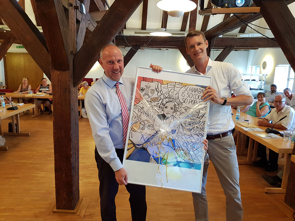Frank Klingenberg (links) erhält von OB Matthias Thürauf zum Abschied nach der Stadtratssitzung ein Werk aus dem Wettbewerb „Schwabach Pop“, den Klingenberg ins Leben gerufen hatte. Frank Klingenberg (links) erhält von OB Matthias Thürauf zum Abschied nach der Stadtratssitzung ein Werk aus dem Wettbewerb „Schwabach Pop“, den Klingenberg ins Leben gerufen hatte.