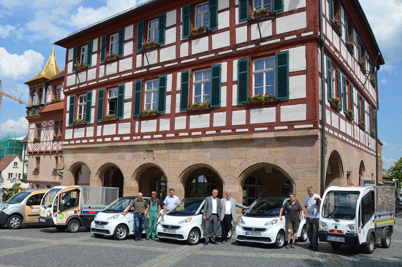 Die Elektrofahrzeuge der Stadt Schwabach vor dem Rathaus.