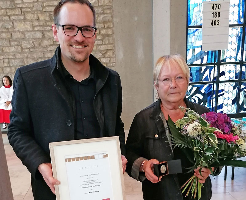 Marianne Lachmann hat die Anna-Wolf-Medaille der Stadt Schwabach von Oberbürgermeister Peter Reiß überreicht bekommen.