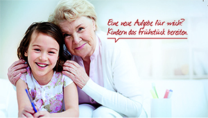 Ältere Dame umarmt Grundschulkind