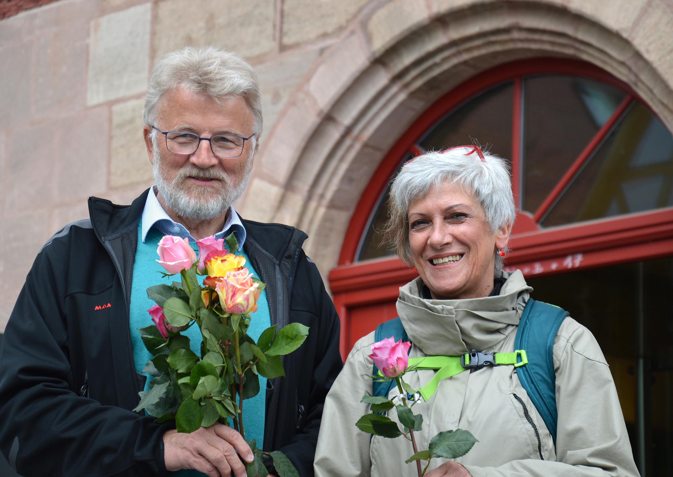 Dr. Roland Oeser übergibt Fairtrade-Rosen an Mütter.