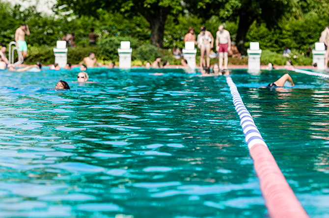 Becken mit Schwimmern
