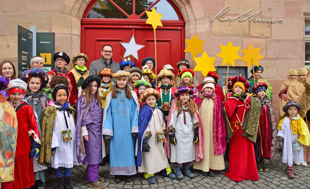 Die Sternsinger mit OB Reiß vor der Rathaustür
