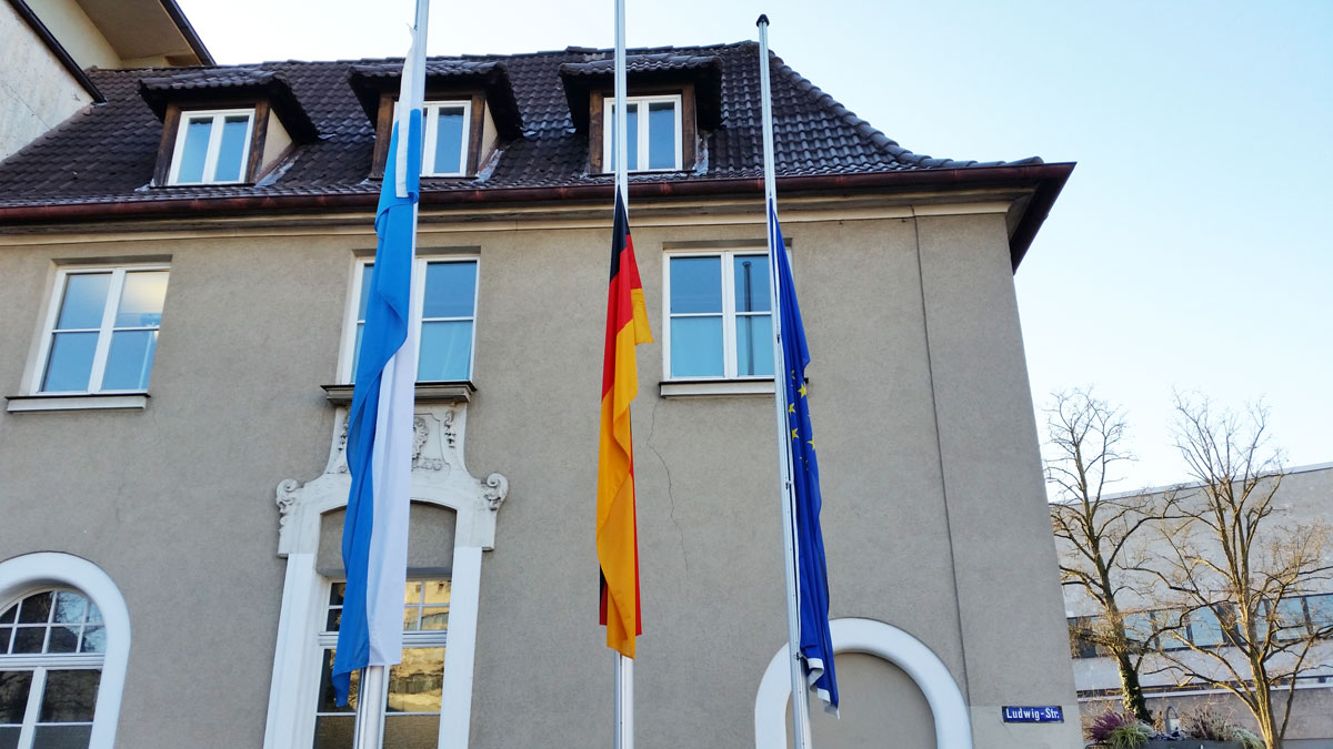 Symbolbild: Beflaggung vor dem Amtsgebäude Ludwigstraße