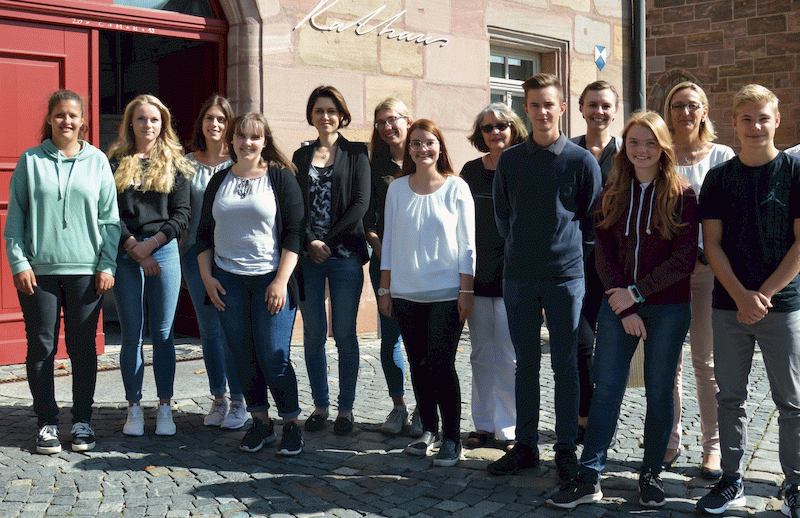 Die Auszubildenden für Verwaltungsfachangestellte mit ihren Kolleginnen und Kollgen. Ausbildung zum/zur Verwaltungsfachangestellten