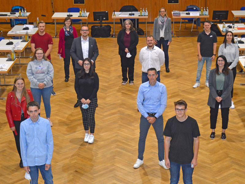 Mit viel Abstand mussten sich die Nachwuchskräfte diesmal zum Gruppenfoto aufstellen: (von links) Julia Gebert, Alexander Tauber, Hannah Stöckl, David Maier, Personalamtsleiterin Johanna Zerer, OB Peter Reiß, Lea Väthjunker, Marion Reiners, Leitung Personalentwicklung, Kay Wetzel (weißes Hemd), Manuel Ohnemüller, Ausbildungsleiterin Michaela Weber, Moritz Völkel, Niklas Ripperger, Sarah Franke und Melina Brantl. Die Auszubildenden mit OB Peter Reiß und Vertreterinnen des Personalamtes