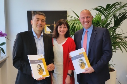 von links: Gerhard Kappler, Elena Przybilla, Frank Kingenberg zeigen den Schulbericht 2017