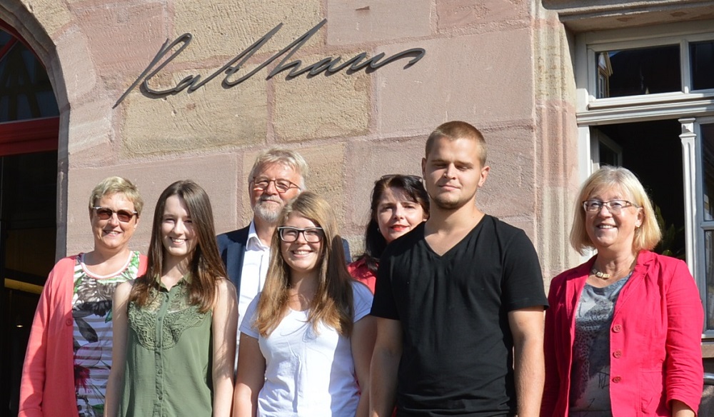 von links: Karin Brechtelsbauer (Leiterin Amt für Personal und Organisation), Katharina Schuster, Bürgermeister Dr. Oeser, Hanna Gerner, Marion Reiners (Ausbildungsleitung), Sebastian Korn, Ursula Bittner (Aus- und Fortbildung) Karin Brechtelsbauer (Leiterin Amt für Personal und Organisation), Katharina Schuster, Bürgermeister Doktor Oeser, Hanna Gerner, Marion Reiners (Ausbildungsleitung), Sebastian Korn, Ursula Bittner (Aus- und Fortbildung)