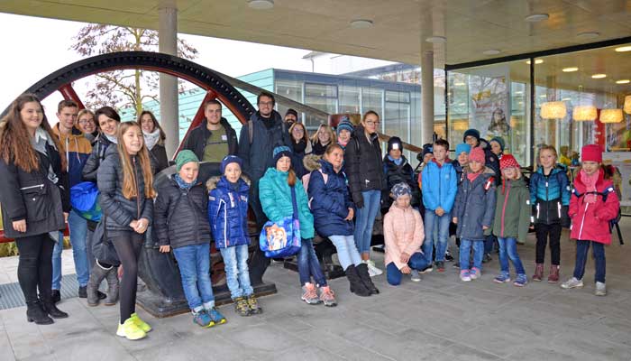 Die Kinder mit den Nachwuchskräften vor dem Eingang des Stadtmuseums