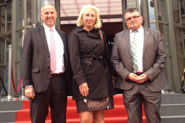Vertraten den "Konzern Stadt Schwabach" bei der Preisverleihung: Personalreferent Frank Klingenberg, Projektleiterin Sabine Reek-Rade und Krankenhaus- Chef Klaus Seitzinger. Vertraten den "Konzern Stadt Schwabach" bei der Preisverleihung: Personalreferent Frank Klingenberg, Projektleiterin Sabine Reek-Rade und Krankenhaus- Chef Klaus Seitzinger.