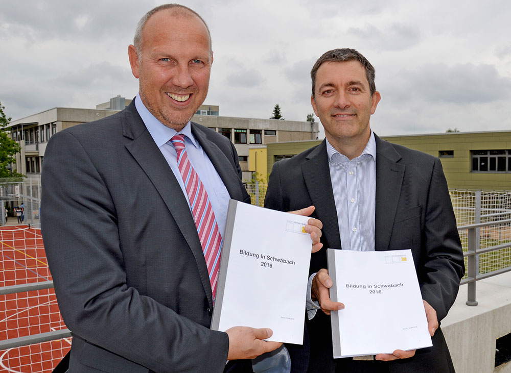Schulreferent Frank Klingenberg (links) und Gerhard Kappler (Schul- und Sportamt) präsentieren den Schulbericht 2016. Schulreferent Frank Klingenberg (links) und Gerhard Kappler (Schul- und Sportamt) präsentieren den Schulbericht 2016.