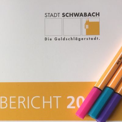 Bild Schriftzug Bericht 20 mit Stiften und Stadt-Logo
