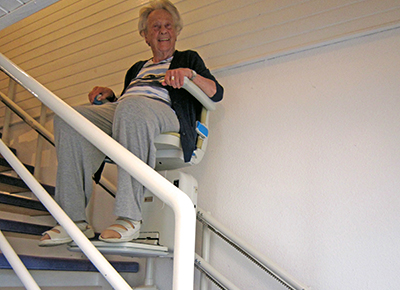 Frau auf einem Treppenlift