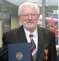 Stephan Kosmann (Mitte) erhält die Goldener Bürgermedaille und eine Urkunde aus den Händen von Oberbürgermeister Peter Reiß (links). Landtagsvizepräsident Karl Freller (rechts) gratuliert.