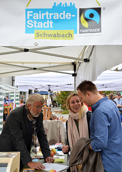Dr. Roland Oeser beim Gespräch mit Standbesuchern