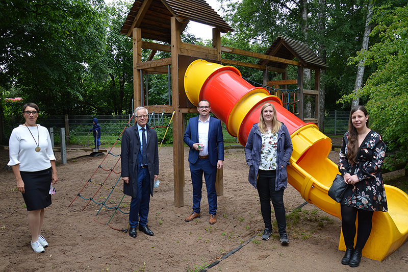 von links: Mit Sicherheitsabstand besichtigten Jugendamtsleiterin Brunhilde Adam, Sozialreferent Knut Engelbrecht, Oberbürgermeister Peter Reiß, Kita-Leiterin Alexandra Schenk und Melanie Vogt (städtische Kindergartenverwaltung) die Waldemar-Bergner-Kindertagesstätte. von links: Mit Sicherheitsabstand besichtigten Jugendamtsleiterin Brunhilde Adam, Sozialreferent Knut Engelbrecht, Oberbürgermeister Peter Reiß, Kita-Leiterin Alexandra Schenk und Melanie Vogt (städtische Kindergartenverwaltung) die Waldemar-Bergner-Kindertagesstätte.